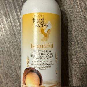 Avon Foot Works Beautiful. Toasted Macadamia Nut Relaxing Soak